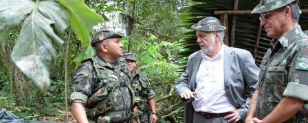 Ministro da defesa usa peças de uniforme. Mas, nunca será.