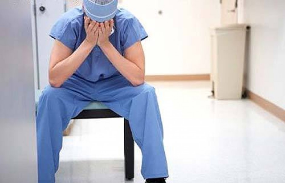 O médico apressado e mal educado.
