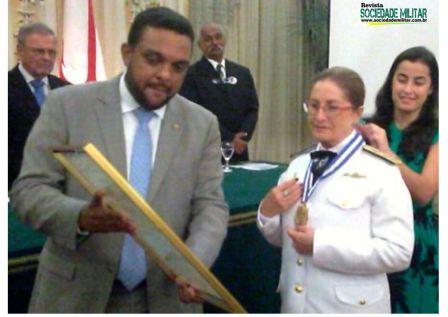 Almirante Dalva recebendo medalha Chiquinha Gonzaga - 04/2018