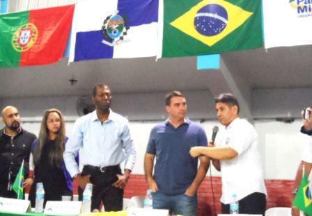 Flavio Bolsonaro participa de evento que apresenta pré-candidatos MILITARES no RIO