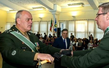 Entrega de espadas para oficiais generais..