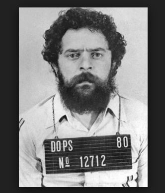 Fotografia de LULA usada como cartaz em campanha por liberdade