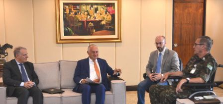 General Villas Bôas incentiva sociedade a dar informações sobre criminosos para as forças de segurança
