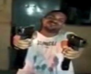 Homem armado com duas pistolas ameaça JAIR BOLSONARO