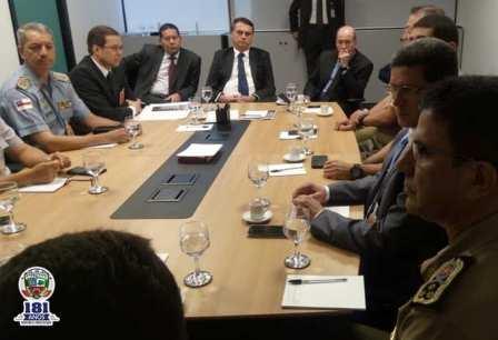 Coronéis PM se reúnem com Jair Bolsonaro /  Generais se mostram SURPRESOS com o CAPITAL político adquirido pelas POLÍCIAS MILITARES