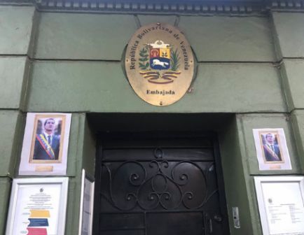 Embaixada VENEZUELANA no CHILE amanhece com fotografias de Juan Guaidó, com a faixa presidencial