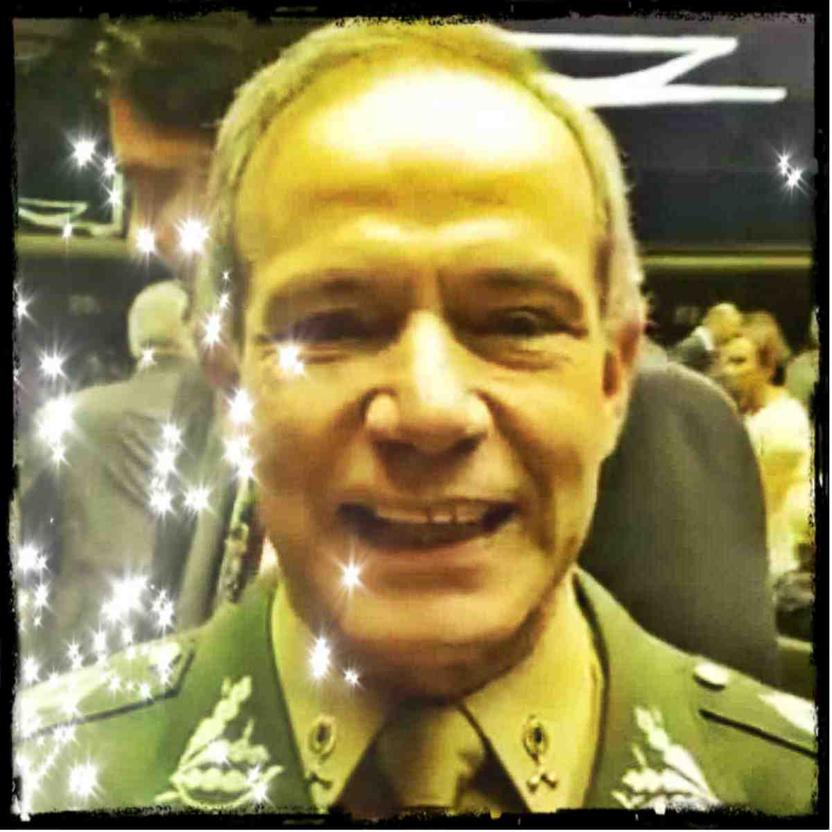 General assume fardado o mandato de deputado federal. O militar explica sua proposta de pauta democrática