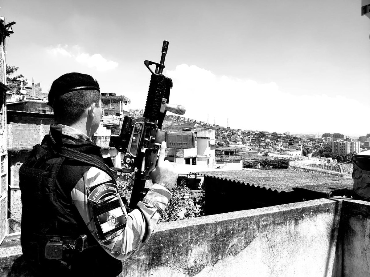 “Não é favor Bolsonaro!”. Policiais e JAIR BOLSONARO