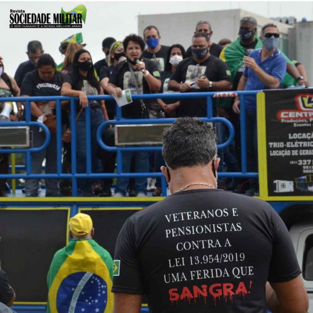 Militares protestando em 2020