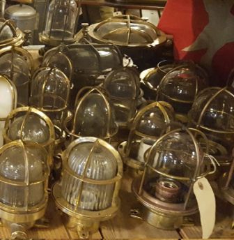 Peças de sucatas de navios mercantes e de guerra são transformadas em ouro por um casal norte-americano