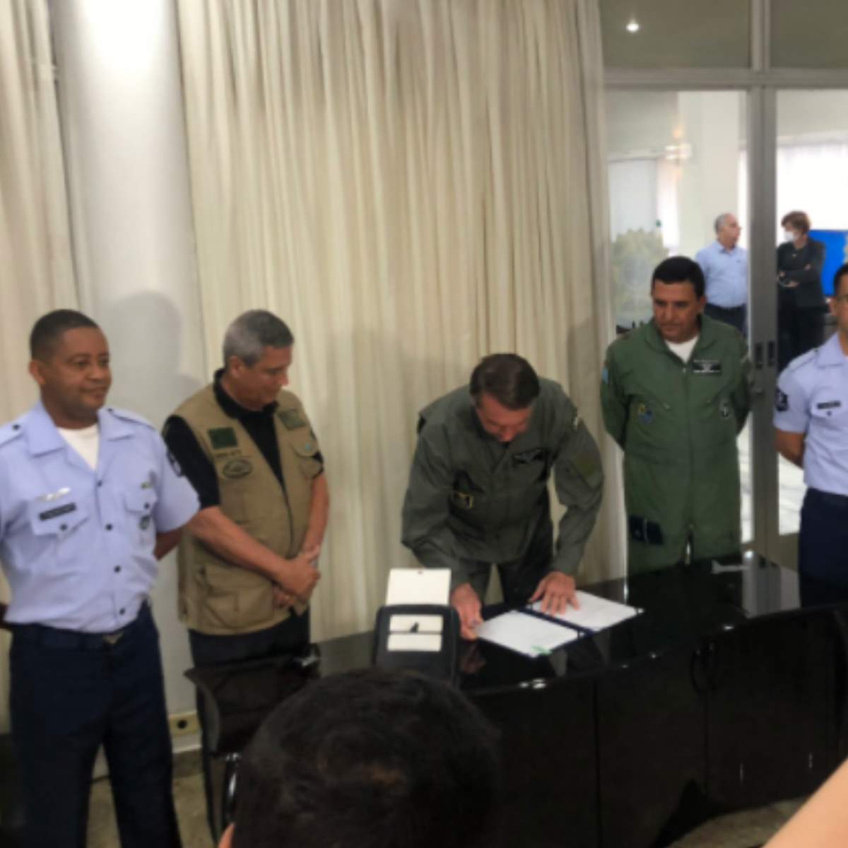 Bolsonaro assina DECRETO que permite promoção de sargentos QESA da FAB. Vitor Hugo, eufórico, dá a notícia nas redes sociais.