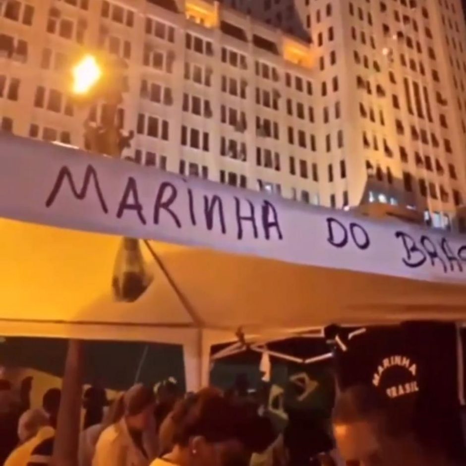 Barraca da “Marinha do Brasil” distribui sopa para militantes de direita acampados no Rio