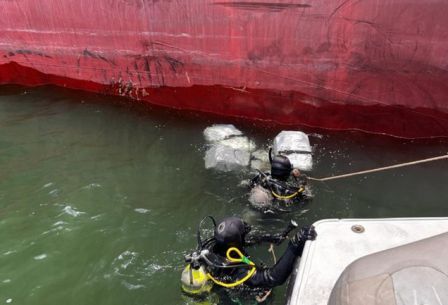Mergulhadores da Marinha encontram quase 200 quilos de droga embaixo de casco de navio