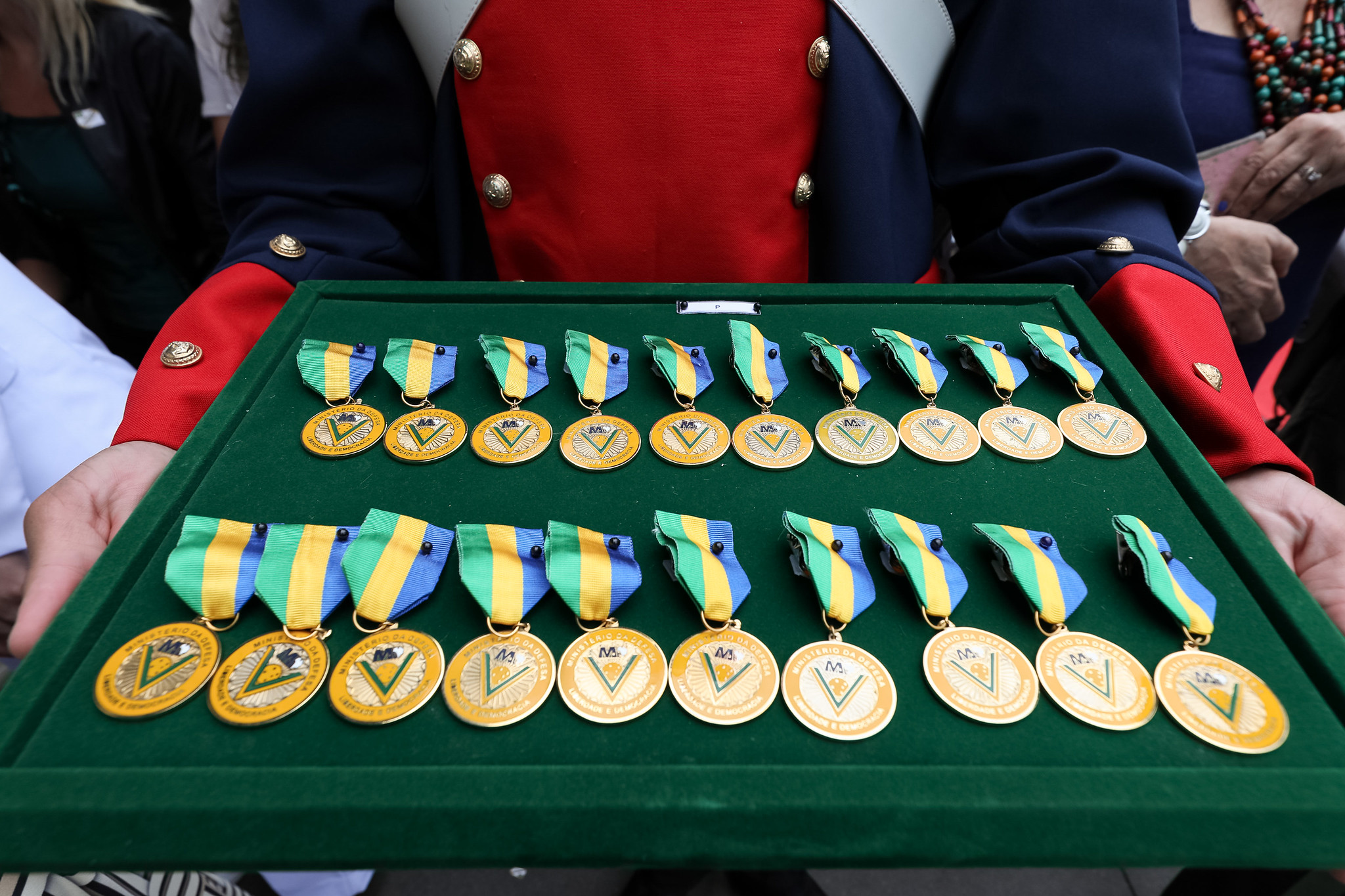 Ministro da Defesa condecora 19 militares, oficiais e praças das Forças Armadas, com a medalha da vitória