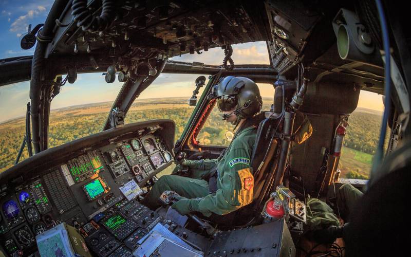 Embarque no helicóptero H-60L Black Hawk do 5º/8º Grupo de Aviação sediado em Santa Maria/RS. - Sgt Johnson/Força Aérea Brasileira