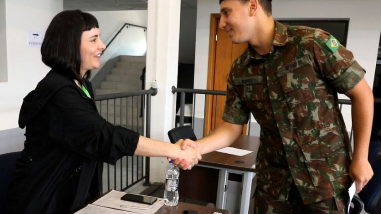 Jovem supera desafios e se torna oficial temporário após ingressar como  soldado no Exército Brasileiro