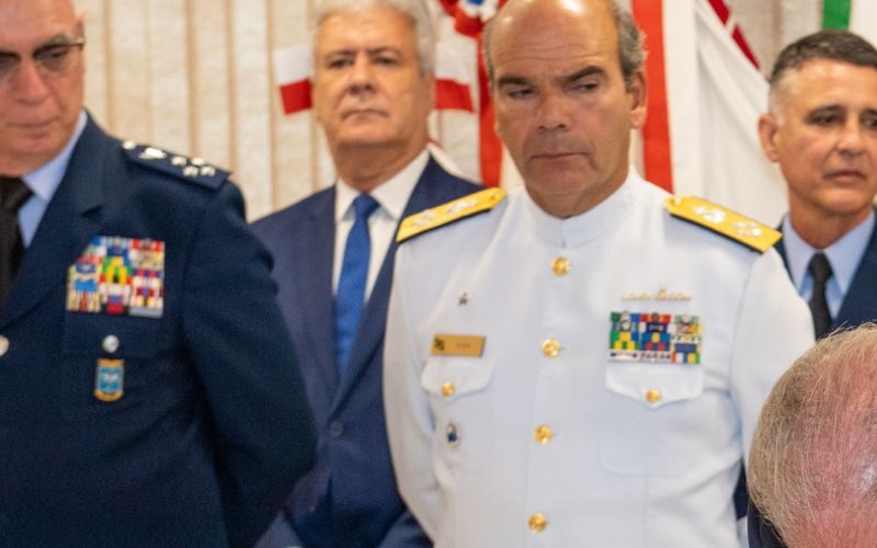 Caserna inquieta. Lula é o Primeiro Comandante em Chefe que declara não confiar nos militares