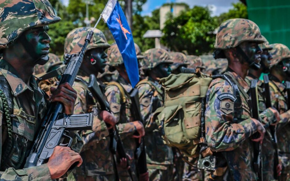 Comandante da Aeronáutica envia militares para prédio da Justiça Federal e MP em Brasília
