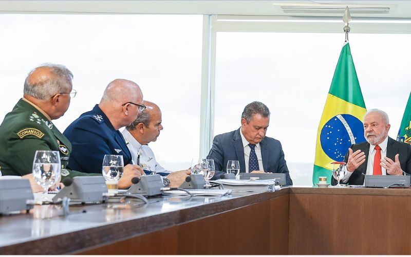 Lula se reuniu com os comandantes militares, a surpresa ficou por conta do próprio presidente.