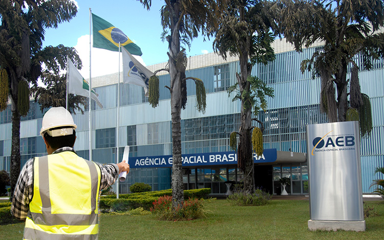 Chance única, literalmente: Agência Espacial Brasileira selecionará engenheiro para atuar como consultor.