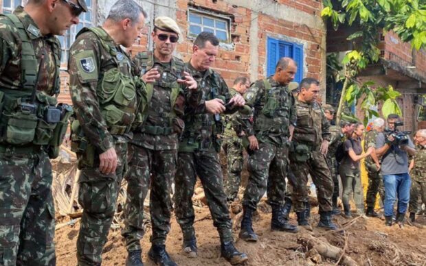 comandante do exército no litoral tragédia