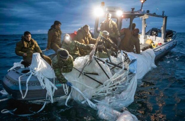 Balão meteorológico recuperado. Fonte: @USFleetForces