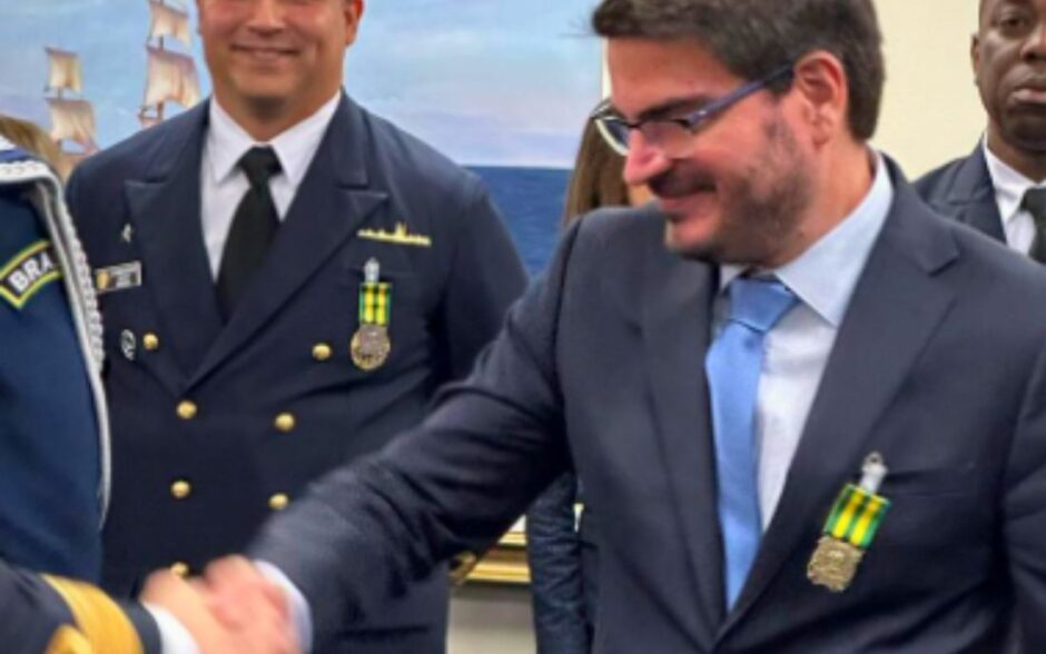 CGU vai decidir se Marinha terá que informar motivos para ter condecorado jornalistas da Jovem Pan