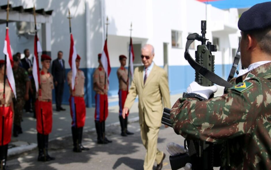 Primeiro Colégio Militar inaugurado no governo Lula. Comandante do Exército endossa proposta de educação com princípios militares