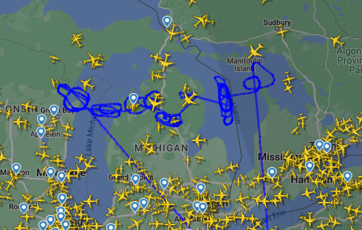 Imagens impressionantes da trajetória de avião militar nos EUA em mais uma busca por aeronaves espiãs