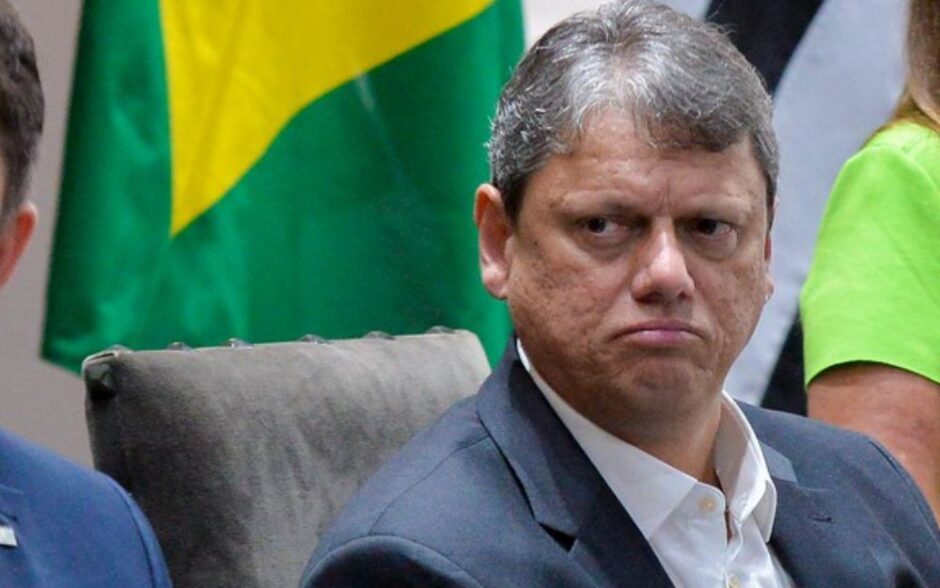 Tarcísio de Freitas acaba com exigência de comprovante de vacinação