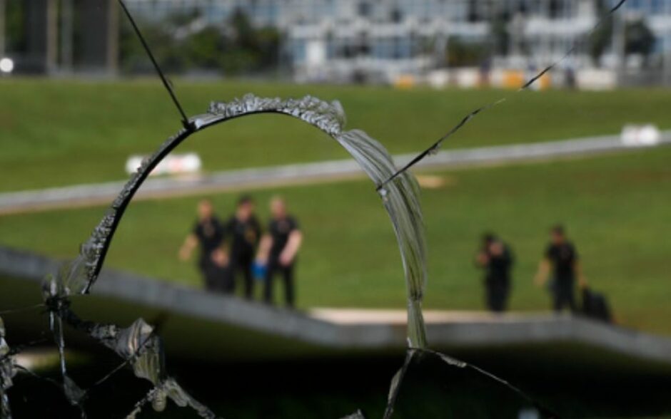 Em depoimento, policial federal afirmou que militares ajudaram golpistas a fugir do Planalto em ataques de 8 de janeiro