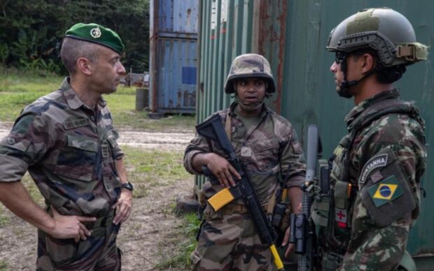 Em meio a tensões, Exércitos do Brasil, da França e Policiais