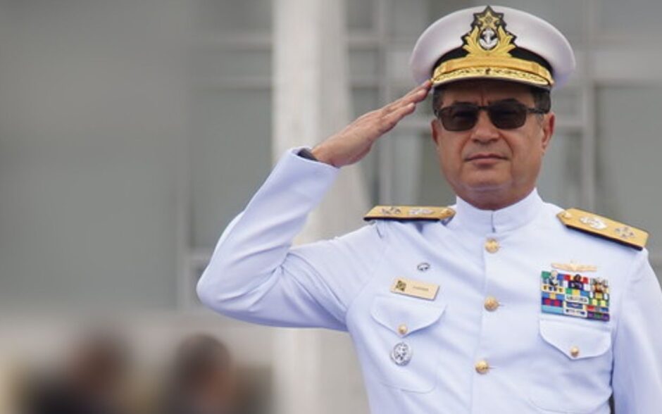 Almirante Garnier, ex-comandante da Marinha, se torna símbolo de resistência contra a esquerda e cresce em popularidade entre os brasileiros de direita