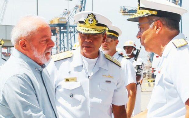 Comandante da marinha conversando com Lula em 2023
