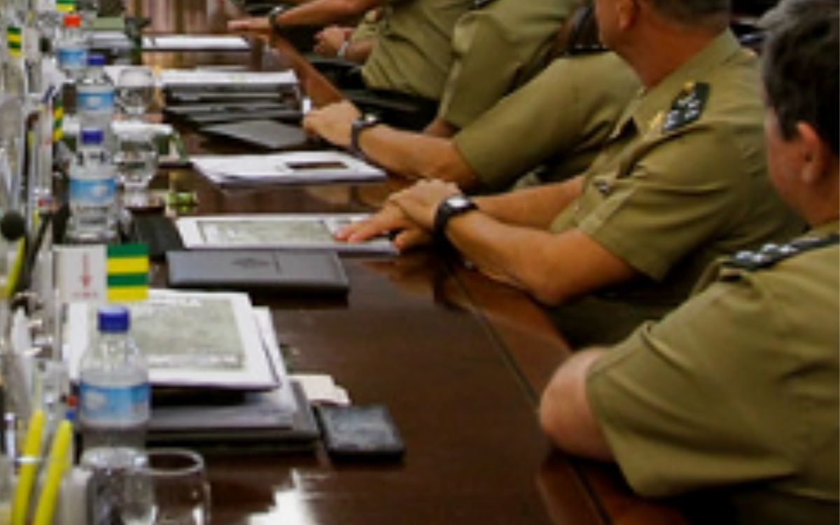 General que abriu portas da AMAN para Bolsonaro iniciar sua campanha política é aposta de Lula para “despolitizar o Exército”