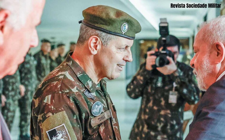 Comandante do Exército diz que tomou tiro no Rio e no Haiti e que não tem vergonha dos 700 mil que recebeu