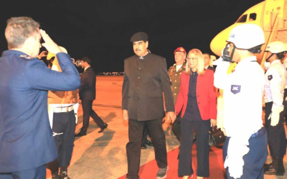 Nicolas Maduro foi recebido por militares ao chegar em Brasília neste domingo