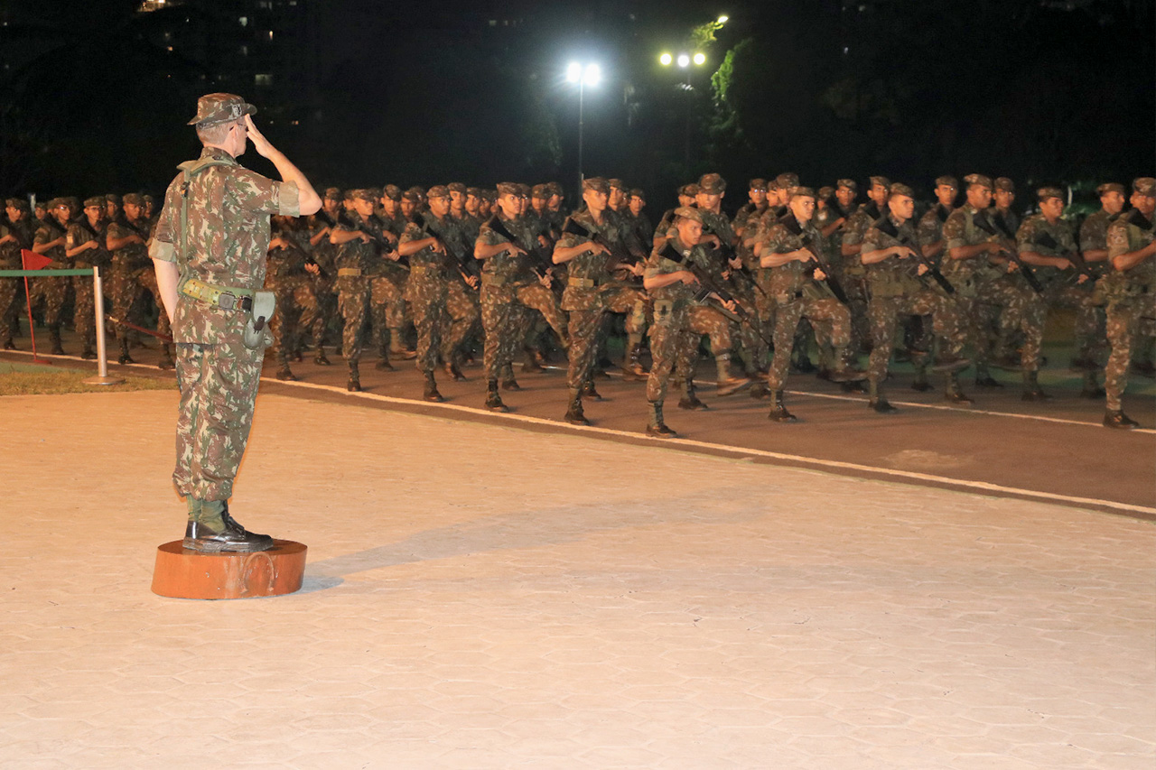 “Portando armas e arriscando vidas”: Novo comandante da Amazônia faz discurso duro para 1900 militares