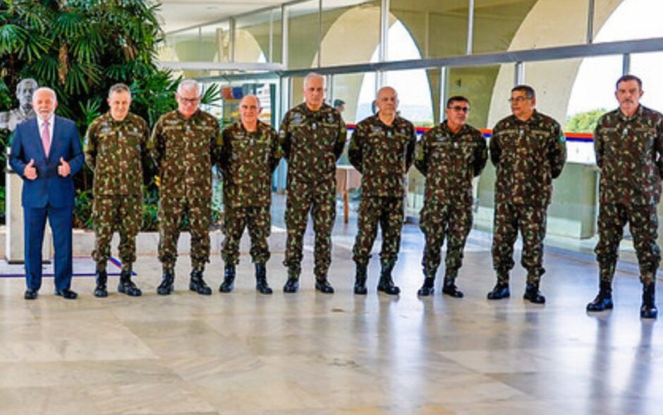 Lula posa para fotografia com Comandante e os 14 Generais mais poderosos do Exército Brasileiro