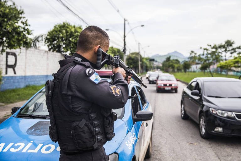Concurso Polícia Militar do Rio de Janeiro: quem pode se inscrever? 2.000 vagas para soldados, basta ter nível médio. Iniciais de R.233,88