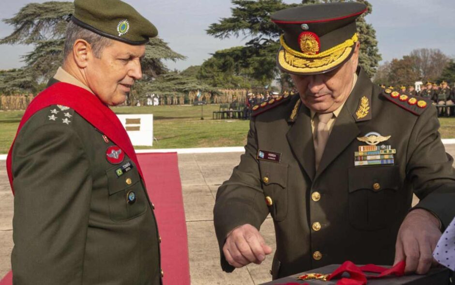 Comandante do Exército Brasileiro é homenageado na Argentina: condecoração gera críticas nas redes sociais