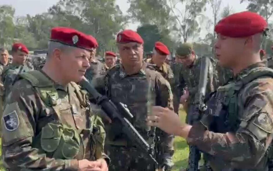 Comandante do Exército confere prontidão de grupo especial para atuação rápida em guerra e não guerra