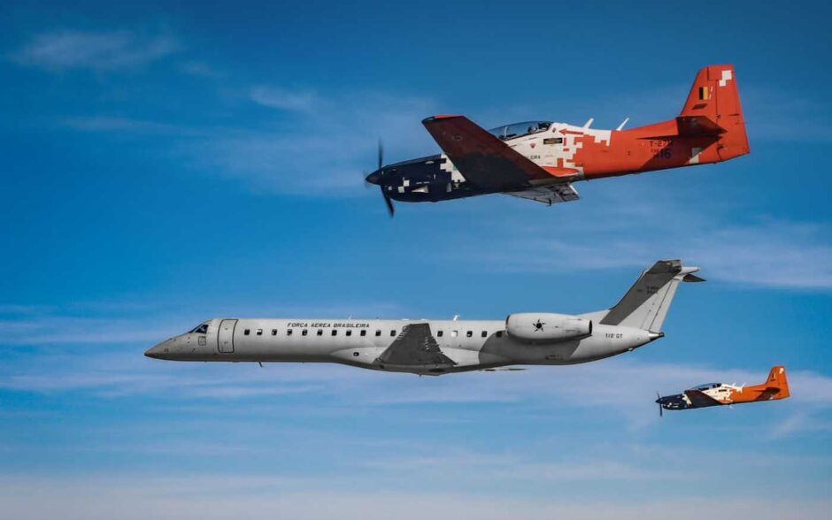 Parlamentares visitam a Academia da Força Aérea: Ao chegar foram escoltados por aviões de instrução