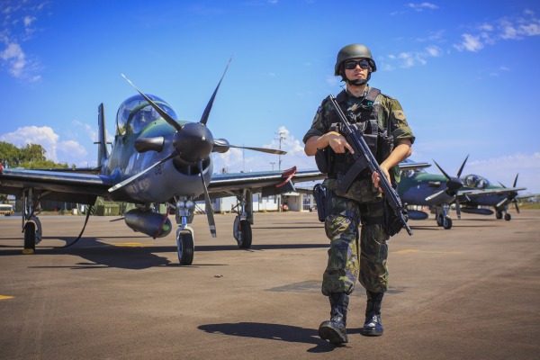 Aviso de Convocação: Aeronáutica seleciona candidatos para serviço militar em diferentes regiões, sem concurso