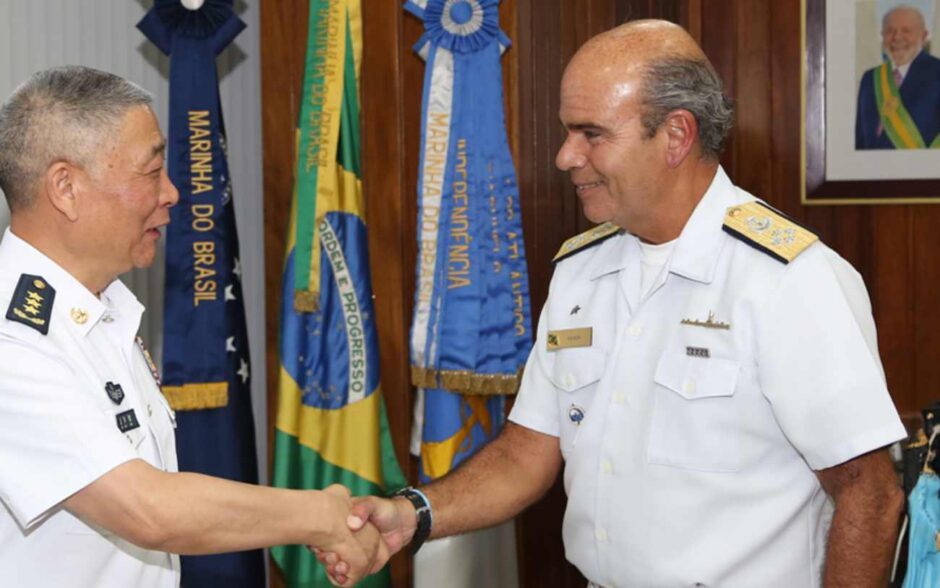Visão governista para as Forças Armadas se impõe: Comandante da Marinha recebe altos oficiais chineses