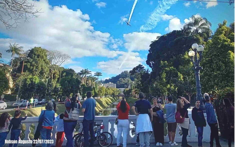 Força aérea atrai multidão e emociona Petrópolis em homenagem ao aniversário de Santos Dumont