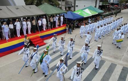 Militares da Marinha do Brasil desfilam na Colômbia e no Perú