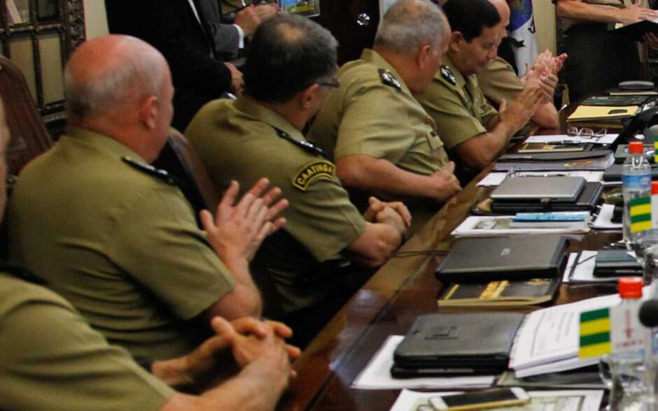 Jornalista diz que generais usam técnicas de dissuasão para afastar punições contra a cúpula das Forças Armadas