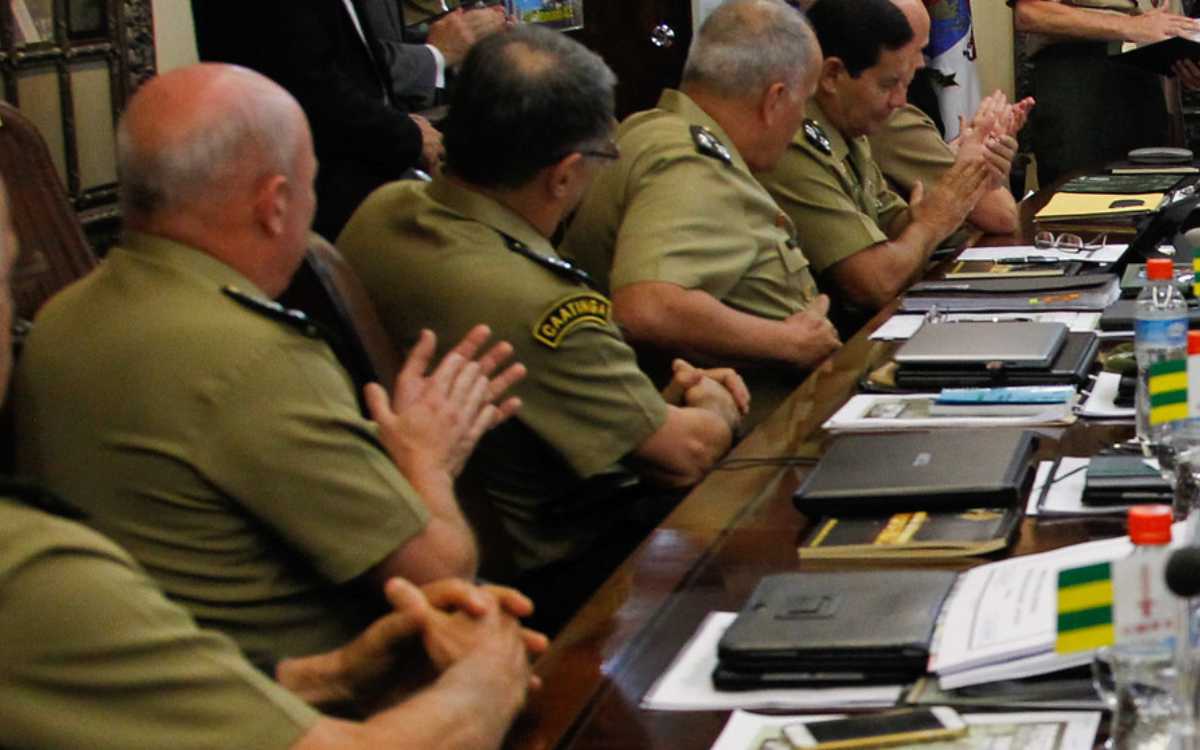 Jornalista diz que generais usam técnicas de dissuasão para afastar punições contra a cúpula das Forças Armadas