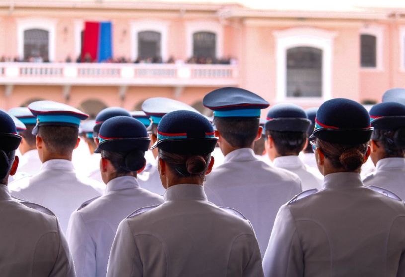 Futuros oficiais do Exército assumem compromisso diante da BANDEIRA NACIONAL